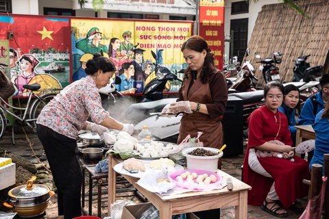 Thăm nếp nhà xưa, tận hưởng Tết Việt ở làng cổ Đường Lâm- Ảnh 4. Các món bánh truyền thống cũng được bà con Đường Lâm mang ra mời du khách - Ảnh: BTC