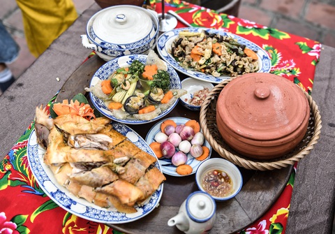Thăm nếp nhà xưa, tận hưởng Tết Việt ở làng cổ Đường Lâm- Ảnh 3. Mâm cỗ Tết truyền thống của làng quê Bắc Bộ - Ảnh: BTC
