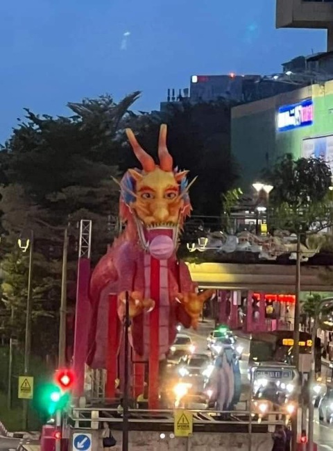 Linh vật rồng 'hài muốn xỉu' ở phố Chinatown- Ảnh 2. Về đêm, linh vật rồng này vẫn chưa thể