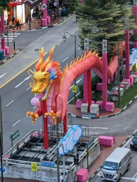 Linh vật rồng 'hài muốn xỉu' ở phố Chinatown- Ảnh 4. Hù! Sợ chưa...