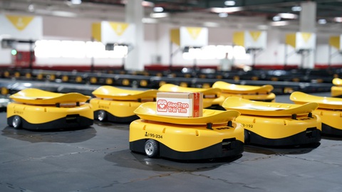 Viettel Post là doanh nghiệp logistics Việt Nam đầu tiên dùng robot tự hành chia chọn hàng hóa - Ảnh: ĐỨC THIỆN Viettel Post là doanh nghiệp logistics Việt Nam đầu tiên dùng robot tự hành chia chọn hàng hóa - Ảnh: ĐỨC THỌ