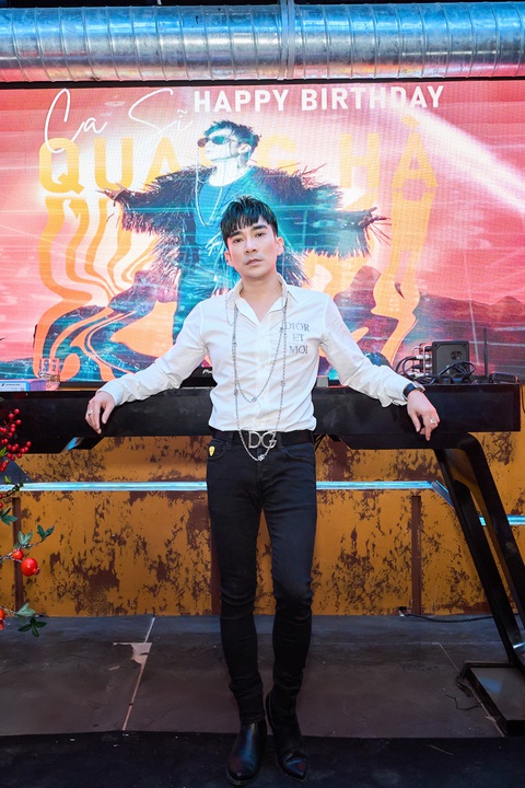 Quang Hà chọn cuộc sống đơn giản ở tuổi 43- Ảnh 2. Quang Hà trẻ trung ở tuổi 43