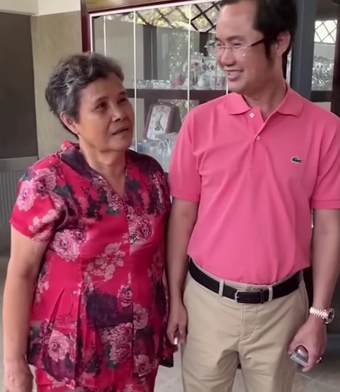 MC Quyền Linh xây nhà cho mẹ ở Tiền Giang, khoe món quà tân gia 'độc lạ'- Ảnh 5. Mẹ ruột Quyền Linh vui vẻ đón nhận món quà khủng từ con trai