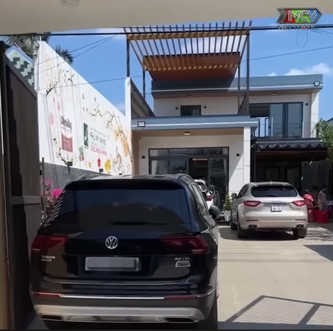 MC Quyền Linh xây nhà cho mẹ ở Tiền Giang, khoe món quà tân gia 'độc lạ'- Ảnh 1. MC Quyền Linh khoe căn nhà rộng rãi, khang trang vừa xây dựng dành tặng mẹ ruột