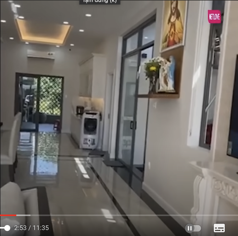 MC Quyền Linh xây nhà cho mẹ ở Tiền Giang, khoe món quà tân gia 'độc lạ'- Ảnh 2. Căn nhà được trang trí nội thất hiện đại, tiện nghi