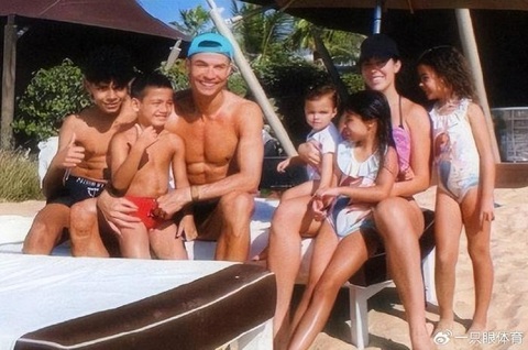 Tình cha ấm áp của Ronaldo dành cho các con- Ảnh 3. Mái ấm hạnh phúc của Ronaldo - Ảnh: SINA