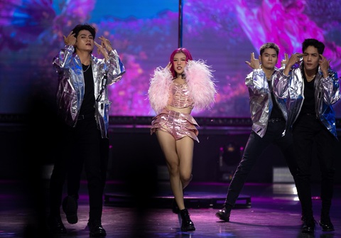 Vừa múa cột vừa khoe vocal khủng, Trang Pháp tỏa sáng trong công diễn 5- Ảnh 1. Trang Pháp hóa “sexy lady” trên sân khấu công diễn 5 “Chị đẹp đạp gió rẽ sóng”