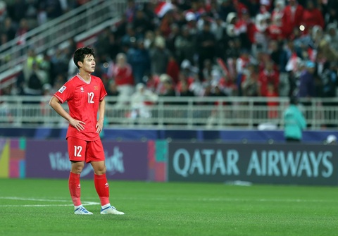 Asian Cup 2023: HLV Troussier đối mặt nhiều vấn đề- Ảnh 3. Nỗi thất vọng của các cầu thủ Việt Nam sau thất bại trước Indonesia - Ảnh: HOÀNG TUẤN