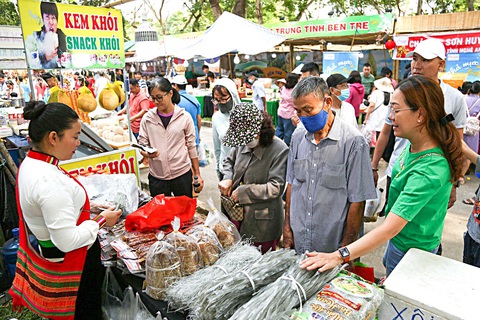 Thông tin mới nhất về các chương trình, lễ hội Tết chuẩn bị Tết Giáp Thìn- Ảnh 2. Người dân mua sắm ở lễ hội Tết Việt tại công viên Lê Văn Tám, TP.HCM - Ảnh: PHƯƠNG QUYÊN