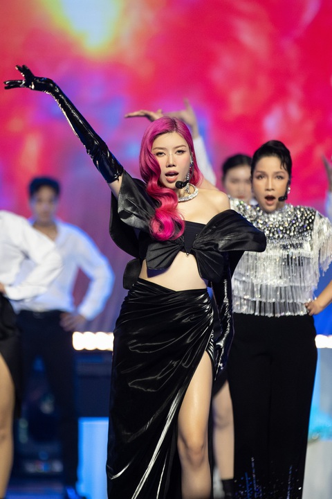 Vừa múa cột vừa khoe vocal khủng, Trang Pháp tỏa sáng trong công diễn 5- Ảnh 3. Tuy nhẹ và mỏng hơn nhưng Trang Pháp không hề bị lấn át bởi chất giọng và kỹ thuật “khủng” của tiền bối.
