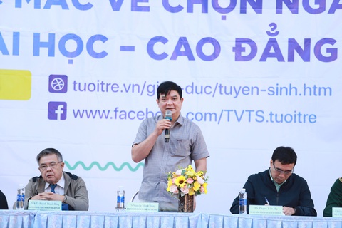 Chọn ngành vi mạch bán dẫn, ô tô điện, logistics có lo thất nghiệp?- Ảnh 3. TS Nguyễn Mạnh Hùng - Vụ Giáo dục đại học (Bộ Giáo dục và Đào tạo), trả lời câu hỏi của học sinh - Ảnh: TRUNG TÂN