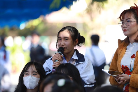 Ảnh: THẾ THẾ Học sinh đặt câu hỏi với ban tư vấn - Ảnh: TRUNG TÂN