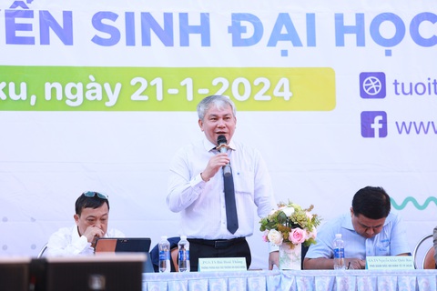 Tiến sĩ Bùi Hoài Thắng - trưởng phòng Đào tạo Trường ĐH Bách Khoa (ĐH Quốc gia TP HCM) trả lời câu hỏi của học sinh - Ảnh: THẾ THẾ Tiến sĩ Bùi Hoài Thắng - trưởng phòng đào tạo Trường đại học Bách Khoa (Đại học Quốc gia TP.HCM) - trả lời câu hỏi của học sinh - Ảnh: THẾ THẾ