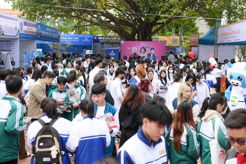Nhóm kinh tế có nhiều nhánh, chọn nhánh nào?- Ảnh 5. Học sinh dự chương trình tư vấn tuyển sinh - hướng nghiệp do báo Tuổi Trẻ phối hợp các đơn vị tổ chức tại Trường đại học Thái Bình (Tân Bình, TP Thái Bình) sáng 21-1 - Ảnh: NAM TRẦN