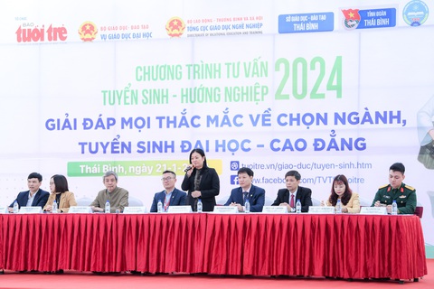Nhóm kinh tế có nhiều nhánh, chọn nhánh nào?- Ảnh 6. Ban tư vấn chương trình tư vấn tuyển sinh - hướng nghiệp do báo Tuổi Trẻ phối hợp các đơn vị tổ chức tại Trường đại học Thái Bình (Tân Bình, TP Thái Bình) sáng 21-1 - Ảnh: NAM TRẦN