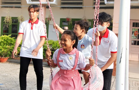 Sẻ chia hơi ấm Xuân tình nguyện- Ảnh 2. Chiến sĩ tình nguyện tổ chức khu vui chơi cho các bạn học sinh - Ảnh: C.TRIỆU