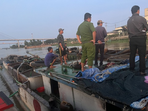 Giữ 2 tàu sắt có ký hiệu lạ, khai thác cát trái phép trên sông Tiền- Ảnh 3. Cảnh sát liên tục bắt giữ tàu khai thác, vận chuyển cát trái phép trên sông Tiền - Ảnh: A.X.