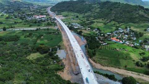 Tuyến Nha Trang - Cam Lâm phải chờ cao tốc Cam Lâm - Vĩnh Hảo mới được thu phí- Ảnh 3. Cao tốc Cam Lâm - Vĩnh Hảo dài hơn 78km, đi qua ba tỉnh Khánh Hòa, Ninh Thuận và Bình Thuận - Ảnh: DUY NGỌC