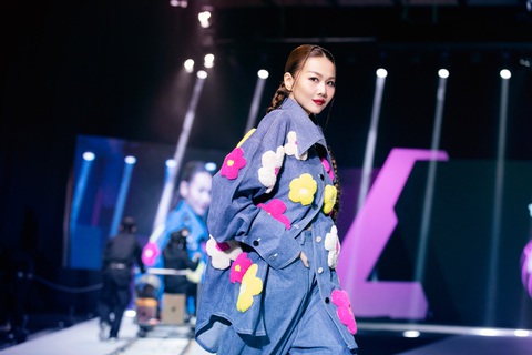 Thanh Hằng bị sốt vẫn thần thái khi catwalk Thanh Hằng bị sốt vẫn thần thái khi catwalk