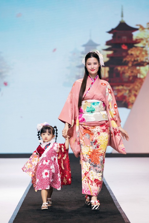 Cô nói vốn dĩ yêu thích mọi thứ của Nhật Bản, nhất là Kimono và hơn nữa cô muôn có kỷ niệm đẹp cùng con gái Winnie. Đông Nhi nói vốn dĩ yêu thích mọi thứ của Nhật Bản, nhất là kimono và hơn nữa cô muốn có kỷ niệm đẹp cùng con gái Winnie.