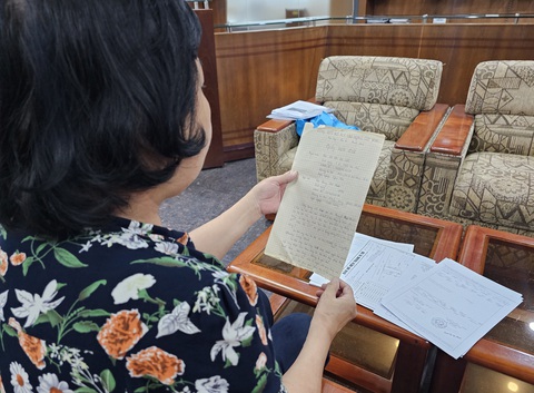Sử dụng đất ổn định hơn 25 năm nhưng bà Cầm vẫn chưa được cấp giấy chứng nhận- Ảnh: ÁI NHÂN Sử dụng đất ổn định hơn 25 năm nhưng bà Cầm vẫn chưa được cấp giấy chứng nhận - Ảnh: ÁI NHÂN