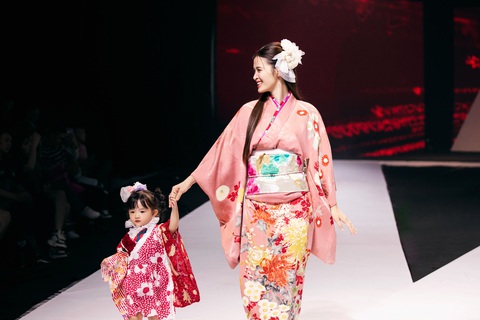Dù đường runway dài, bé Winnie rất chịu hợp tác với mẹ, thỉnh thoảng bé còn mỉm cười. Khi diễn ngang qua khu vực người thân ngồi cổ vũ, Winnie còn vẫy tay chào. Trên mạng xã hội, nhiều khán giả khen ngợi Winnie hết lời. Dù đường runway dài, bé Winnie rất chịu hợp tác với mẹ, thỉnh thoảng bé còn mỉm cười. Khi diễn ngang qua khu vực người thân ngồi cổ vũ, Winnie còn vẫy tay chào. Trên mạng xã hội, nhiều khán giả khen ngợi Winnie hết lời.