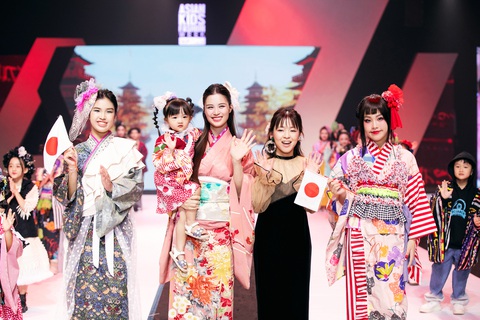 Hai bộ trang phục mà Đông Nhi và con gái mặc nằm trong BST Moemusisan từ nhà thiết kế Matsukawa Moeka, tái hiện nét truyền thống Kimono. Hai bộ trang phục mà Đông Nhi và con gái mặc nằm trong BST Moemusisan từ nhà thiết kế Matsukawa Moeka, tái hiện nét truyền thống kimono.