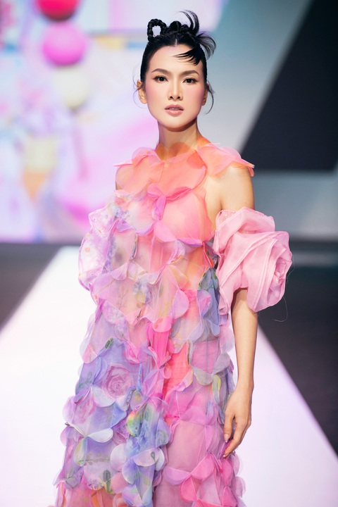 Vừa catwalk, thỉnh thoảng siêu mẫu còn nở nụ cười tươi - vốn là lợi thế của cô - để tương tác với khán giả. Vừa catwalk, thỉnh thoảng siêu mẫu còn nở nụ cười tươi - vốn là lợi thế của cô - để tương tác với khán giả.