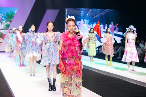 Ngoài phần trình diễn của hai người đẹp trên, còn có các mẫu nhí trong vai các mỹ nhân đến từ các quốc gia khác. Ngoài phần trình diễn của những người đẹp trên, còn có các mẫu nhí trong vai các mỹ nhân đến từ các quốc gia khác.