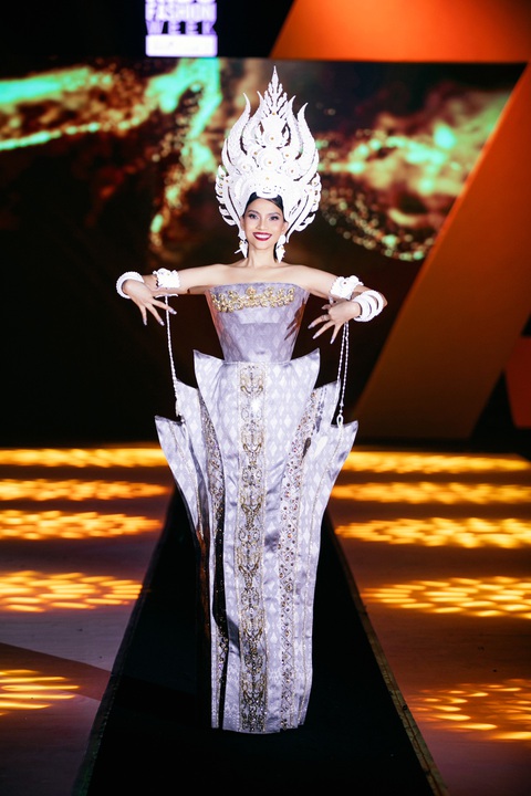 Ái nữ nhà Đông Nhi - Winnie chiếm spotlight, dễ thương hết nấc khi catwalk- Ảnh 9. Trương Thị May mặc bộ đồ đậm chất truyền thống của người Khmer, vừa catwalk vừa múa điệu múa của người Khmer.