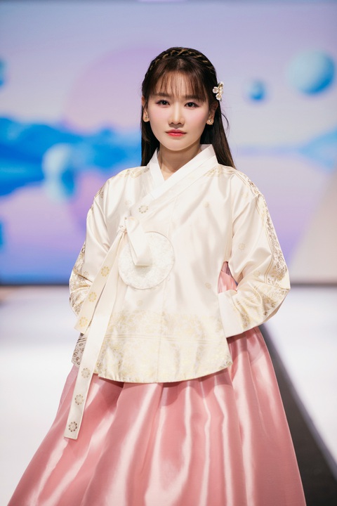 Lần gần nhất, hồi tháng 11 cô cũng tham gia Asian Kids Fashion Week 6 tại Seoul. Tối qua, Harin Won mang nhẹ nhàng, khoan thai khi khoác lên mình bộ trang phục truyền thống Hàn Quốc. Lần gần nhất, hồi tháng 11 cô cũng tham gia Asian Kids Fashion Week 6 tại Seoul. Tối qua, Hari Won nhẹ nhàng, khoan thai khi khoác lên mình bộ trang phục truyền thống Hàn Quốc.