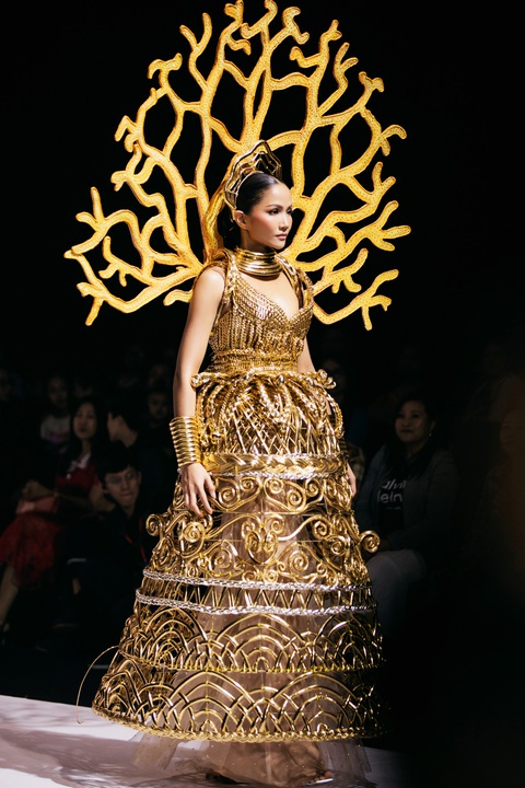 Ái nữ nhà Đông Nhi - Winnie chiếm spotlight, dễ thương hết nấc khi catwalk- Ảnh 12. Phần thân váy lại như một chiếc lồng. Toàn bộ thiết kế này đều bằng các chất liệu cứng, nên không có sự mềm mại. Tuy nhiên, Hen vẫn trình diễn đầy thần thái.
