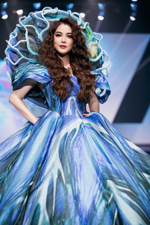 Ái nữ nhà Đông Nhi - Winnie chiếm spotlight, dễ thương hết nấc khi catwalk- Ảnh 13. Trương Ngọc Ánh rất ít khi tái xuất sàn diễn thời trang, và tối qua là một lần như thế vì tình cảm với đạo diễn Hưng Phúc. Cô cũng được Hưng Phúc ưu ái cho diện bộ đầm lộng lẫy, hoành tráng của Ngô Mạnh Đông Đông. Đã lâu không catwalk nhưng Trương Ngọc Ánh vẫn nhận được nhiều lời khen ngợi.