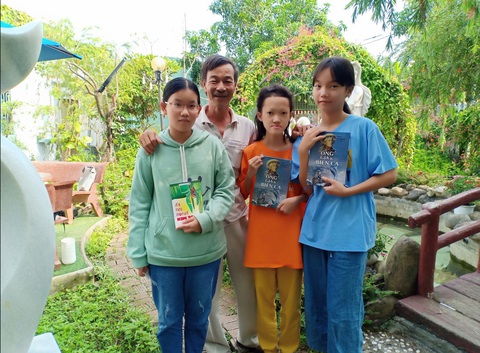 Thầy Phạm Đình Thành tặng sách cho các em học sinh học tốt, thi tốt môn Văn - Ảnh: NVCC Thầy Phạm Đình Thành tặng sách cho các em học sinh học tốt, thi tốt môn Văn - Ảnh: NVCC