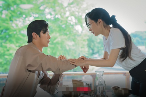 Tranh cãi chi tiết khác bản gốc liên quan đến BTS trong phim Park Min Young- Ảnh 2. Khán giả mong đợi chuyện tình của Ji Hyuk (Na In Woo) và Ji Won (Park Min Young) có tiến triển tốt đẹp