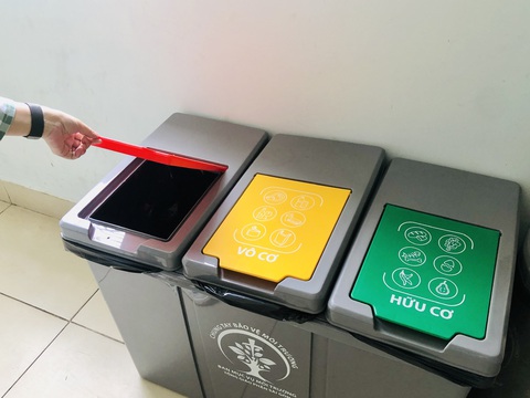 Thùng rác phân loại tại nguồn đặt ở giáo xứ Thánh Đa Minh - Ba Chuông - Ảnh: HOÀI PHƯƠNG Thùng rác phân loại tại nguồn đặt ở giáo xứ Thánh Đa Minh - Ba Chuông - Ảnh: HOÀI PHƯƠNG