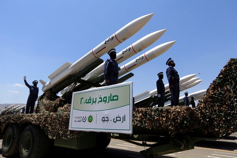 Lực lượng Houthi phô diễn vũ khí trong cuộc diễu binh ở thủ đô Sanaa của Yemen vào tháng 9-2023 - Ảnh: AFP Lực lượng Houthi phô diễn vũ khí trong cuộc diễu binh ở thủ đô Sanaa của Yemen vào tháng 9-2023 - Ảnh: AFP