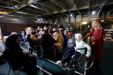 Các bệnh nhân Palestine được điều trị trên tàu Dixmude của Pháp - Ảnh: AFP Các bệnh nhân Palestine được điều trị trên tàu Dixmude của Pháp - Ảnh: AFP