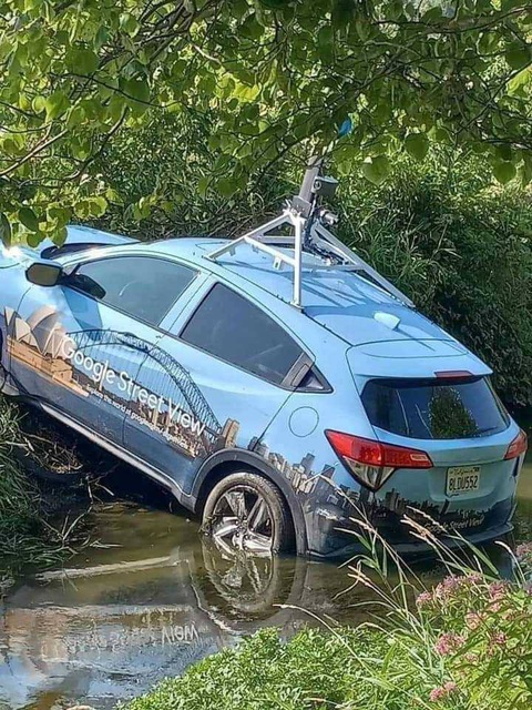 Ảnh vui 22-1: Khi Google Street View cũng bị lọt... mương- Ảnh 1. Cái kết của việc quá tin vào chị Google.