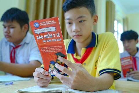 Các em học sinh tại Vĩnh Phúc được tư vấn về ích lợi của bảo hiểm y tế - Ảnh: HÀ QUÂN Các em học sinh tại Vĩnh Phúc được giới thiệu và tư vấn về ích lợi của bảo hiểm y tế - Ảnh: HÀ QUÂN