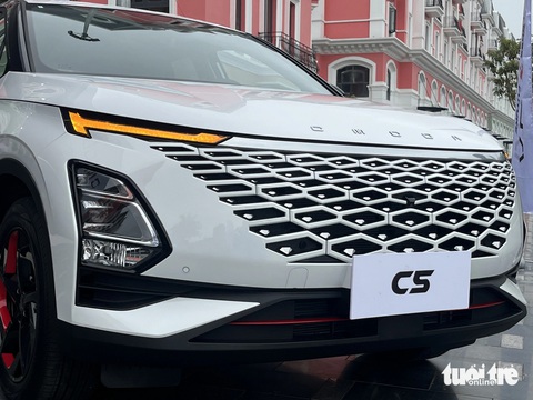 Chi tiết Omoda C5 sắp bán ở Việt Nam: Đầy đủ ADAS, có điểm trừ hàng ghế sau- Ảnh 2. Omoda C5 có thiết kế hơi hướm tương lai. Lưới tản nhiệt tràn viền gợi nhớ đến Hyundai Tucson. Hệ thống đèn hai tầng cùng dải đèn LED ban ngày hình chữ T. Đèn hậu LED nối liền ở phía sau. Xe được trang bị hai cảm biến ở phía trước