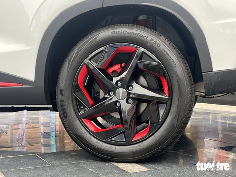 Chi tiết Omoda C5 sắp bán ở Việt Nam: Đầy đủ ADAS, có điểm trừ hàng ghế sau- Ảnh 4. Bộ mâm 18 inch đa chấu sơn đỏ/đen nổi bật
