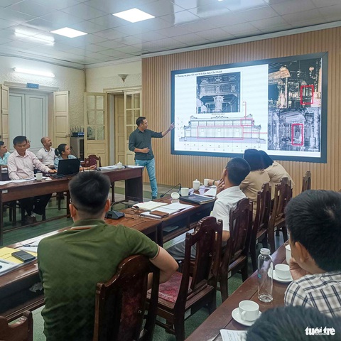 Trung tâm Bảo tồn di tích cố đô Huế: 42 năm hồi sinh di sản- Ảnh 7. Các chuyên gia, nhà nghiên cứu cùng thảo luận để đưa ra phương án phục dựng điện Cần Chánh bên trong Đại Nội Huế. Cuộc họp do Trung tâm Bảo tồn di tích cố đô Huế chủ trì - Ảnh: NGUYỄN T.A. PHONG