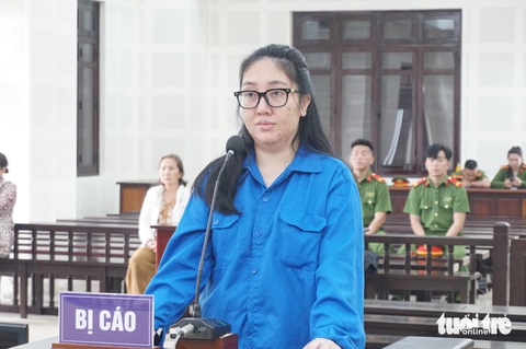 Nữ giám đốc nói dối lo được 'chuyến bay giải cứu', lừa đảo 9 người- Ảnh 1. Trần Thị Hoàng Anh bị cáo buộc gian dối có khả năng lo được chuyến bay giải cứu để lừa đảo nhiều người - Ảnh: ĐOÀN CƯỜNG