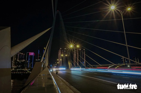 Cầu Ba Son mờ nhạt so với đôi bờ sông sáng rực- Ảnh 1. Ngoài các trụ đèn chiếu sáng đường thông thường, thành cầu và dây văng cầu Ba Son vẫn chưa được trang trí. Việc này khiến nhiều người dân tiếc nuối do chưa được đầu tư phát triển xứng tầm - Ảnh: CHÂU TUẤN