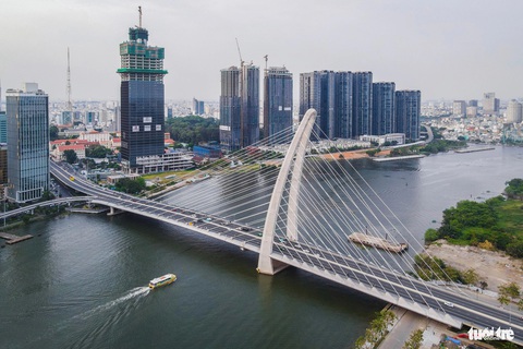 Cầu Ba Son mờ nhạt so với đôi bờ sông sáng rực- Ảnh 9. Ở hướng ngược lại, cầu Bà Son cũng hiện lên sừng sững trên sông Sài Gòn. Vào ban ngày, nơi đây được nhiều người dân TP.HCM và du khách đến thưởng lãm, chụp ảnh - Ảnh: CHÂU TUẤN