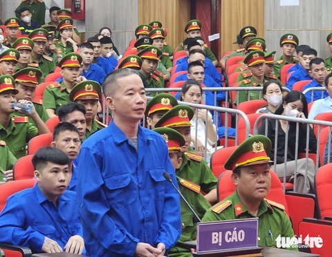 Siết chặt an ninh phiên xét xử nhóm giang hồ tranh giành bảo kê đất ở Phú Quốc- Ảnh 1. Bị cáo Nguyễn Văn Thái (Thái Bus) được cho là chủ mưu của vụ hỗn chiến làm 2 người chết và 6 người bị thương - Ảnh: BỬU ĐẤU