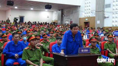 Siết chặt an ninh phiên xét xử nhóm giang hồ tranh giành bảo kê đất ở Phú Quốc- Ảnh 2. Bị cáo Bùi Minh Trung (Trung Cà Mau) được xác định là người chỉ đạo phía sau vụ việc hai nhóm giang hồ Phú Quốc hỗn chiến - Ảnh: BỬU ĐẤU