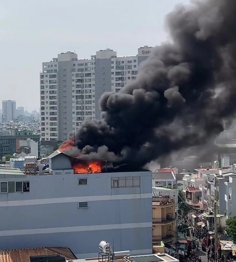 Cháy lớn tòa nhà 5 tầng ở quận Gò Vấp- Ảnh 2. Cột khói bốc cao hàng chục mét - Ảnh: GIA HUY