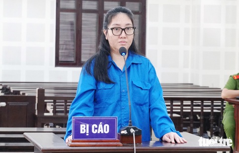Nữ giám đốc lừa đảo chuyến bay giải cứu khai: Bị cáo ngu dốt, nợ nần...- Ảnh 1. Hoàng Anh thừa nhận hành vi lợi dụng chuyến bay giải cứu để lừa đảo - Ảnh: ĐOÀN CƯỜNG